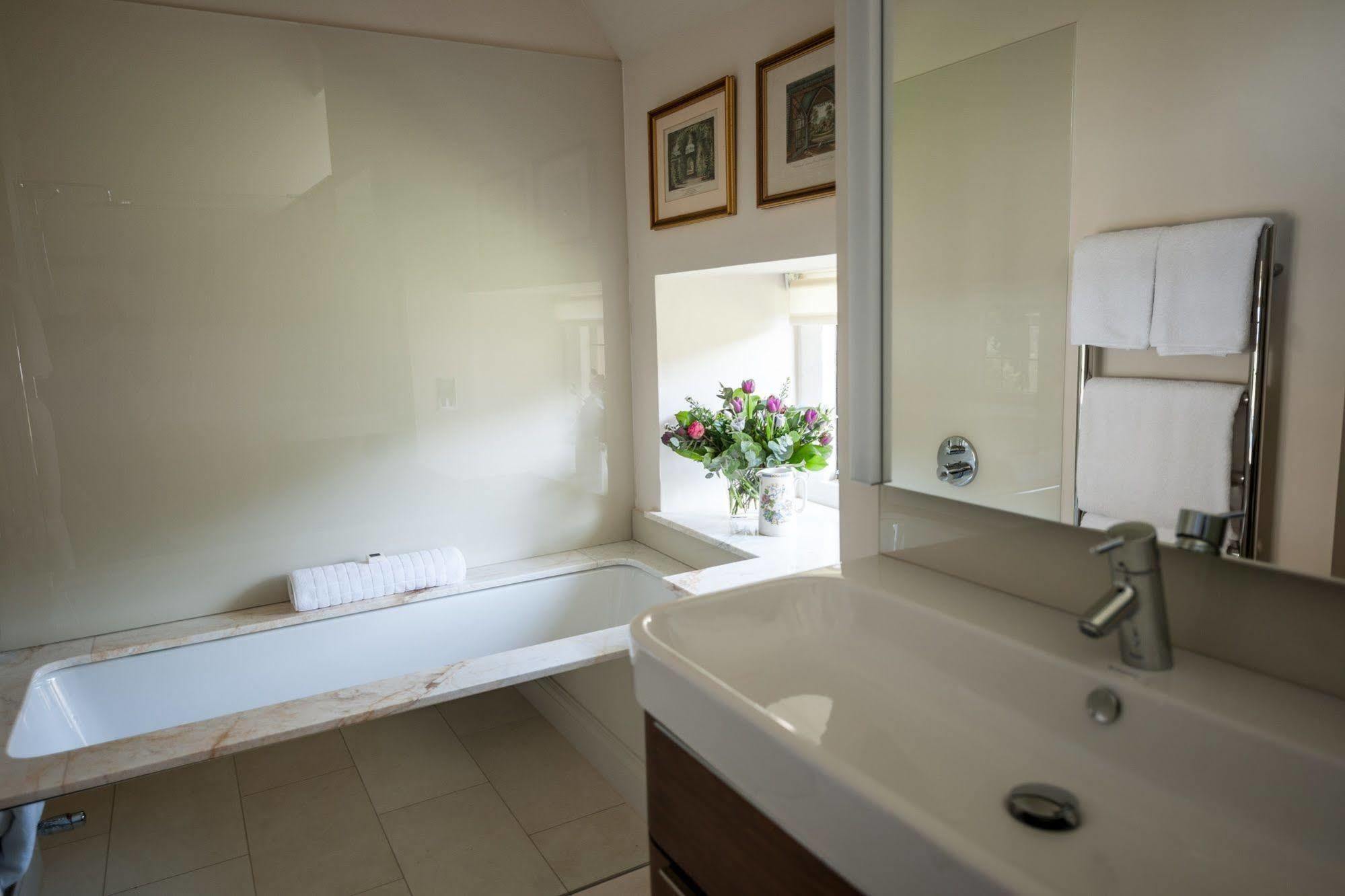 Buckland Manor - A Relais & Chateaux Hotel บรอดเวย์ ภายนอก รูปภาพ